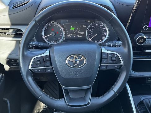 Used 2024 Toyota Highlander LE image 11