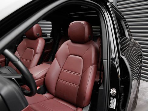 Certified 2025 Porsche Cayenne E-Hybrid AWD/4WD image 5
