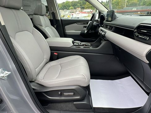 New 2025 Honda Pilot Touring image 13