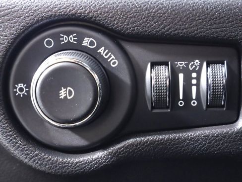 Used 2020 Chrysler Pacifica Touring-L w/ S Appearance Package image 10