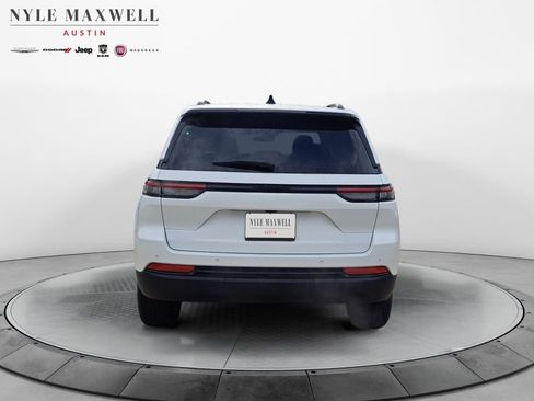 New 2025 Jeep Grand Cherokee Altitude image 15