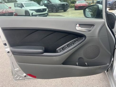 Used 2017 Kia Forte LX image 10