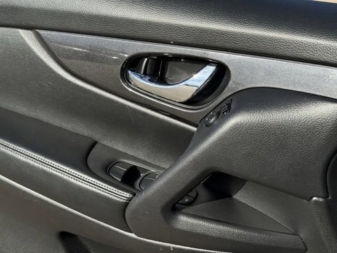 Used 2020 Nissan Rogue SV image 29