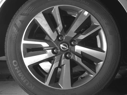 Used 2025 Nissan Versa SV image 15