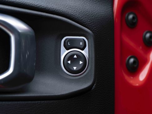 Used 2022 Jeep Wrangler Unlimited Sahara image 37