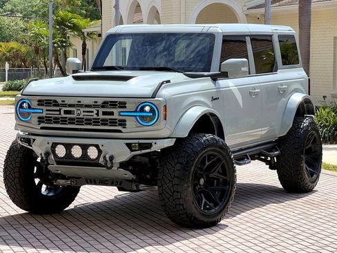 Used 2024 Ford Bronco Outer Banks AWD/4WD image 2