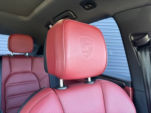 Certified 2025 Porsche Macan GTS AWD/4WD image 28