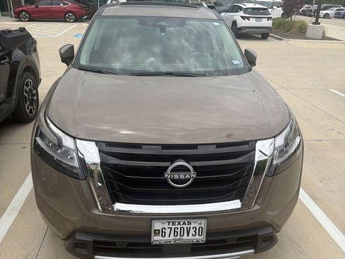 Used 2024 Nissan Pathfinder Platinum FWD image 1