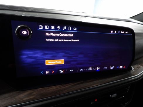 Used 2025 Chevrolet Suburban Z71 image 38