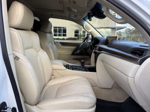 Used 2020 Lexus LX 570 4WD w/ Luxury Package image 37