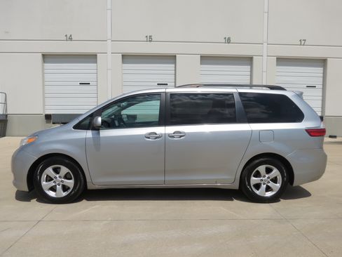 Used 2016 Toyota Sienna LE FWD image 5