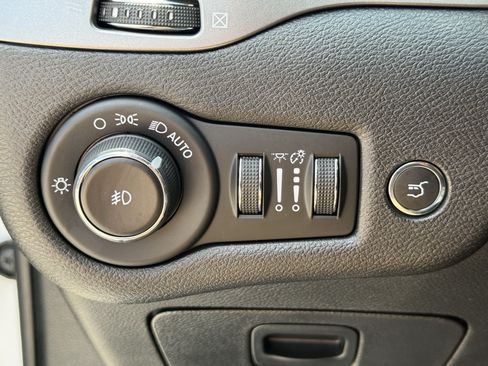Used 2019 Jeep Cherokee Limited w/ Technology Group AWD/4WD image 26
