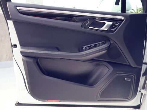 Certified 2023 Porsche Macan image 13