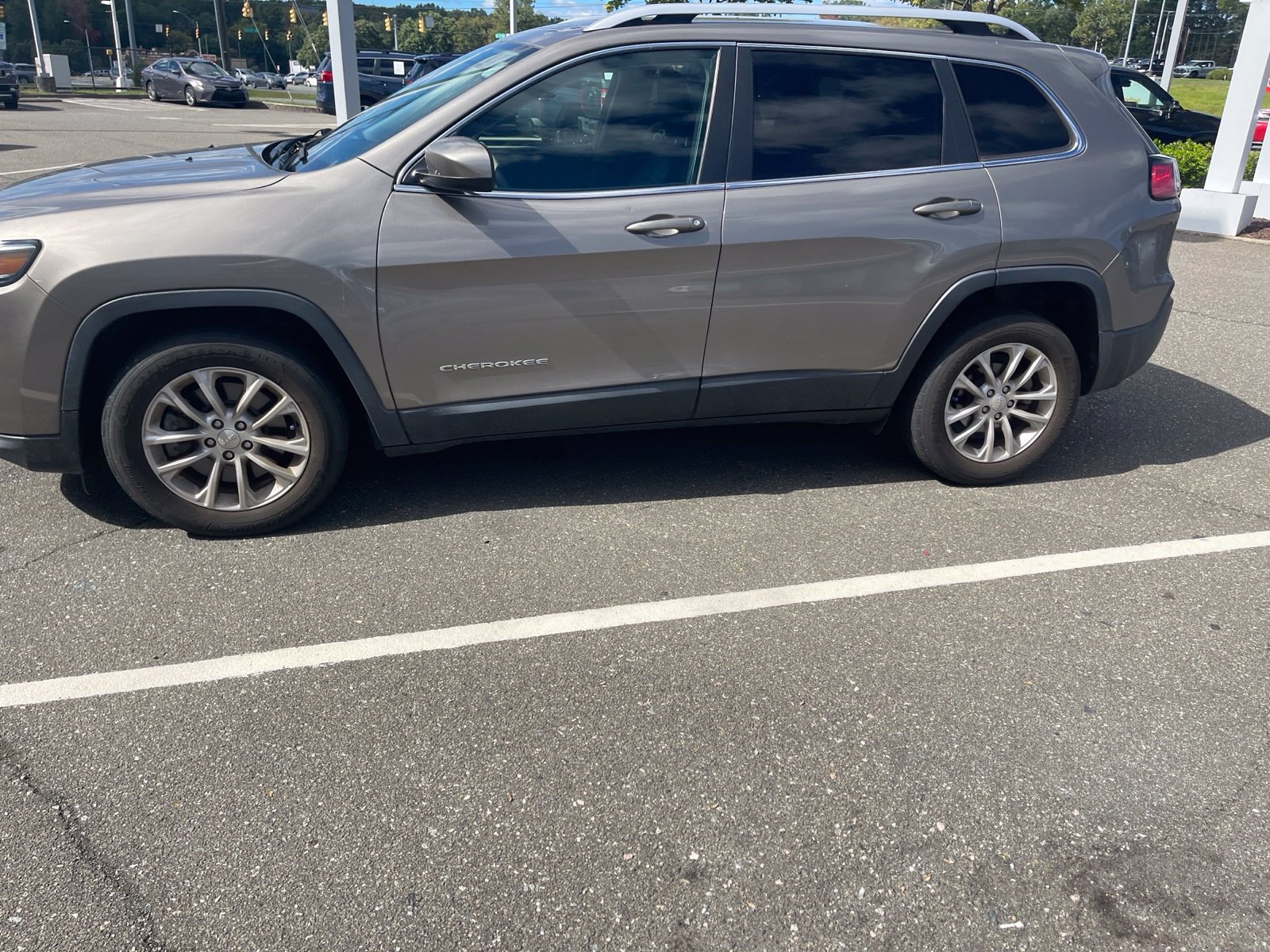 Used 2019 Jeep Cherokee Latitude w/ Popular Appearance Group FWD image 6