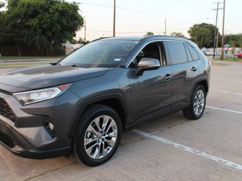 Used 2020 Toyota RAV4 XLE Premium FWD image 6