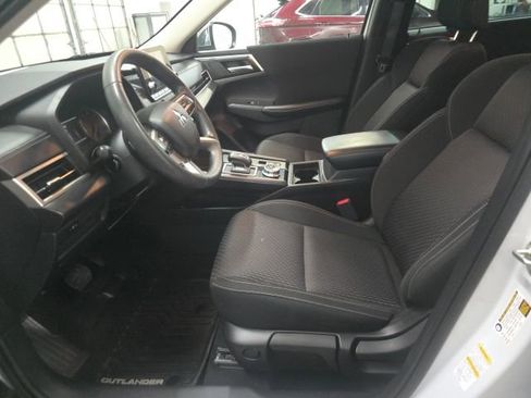 Used 2022 Mitsubishi Outlander ES image 16