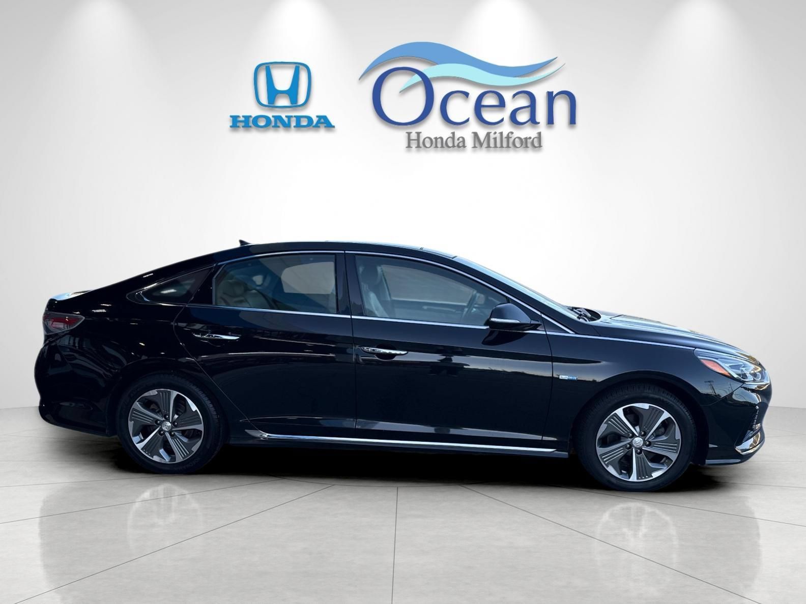 Used 2019 Hyundai Sonata Limited w/ Ultimate Package 02 FWD image 2