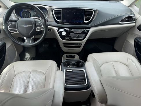 Used 2021 Chrysler Pacifica Touring-L FWD image 19