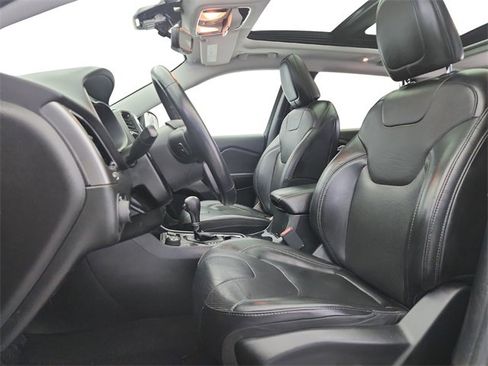 Used 2019 Jeep Cherokee Limited w/ Technology Group image 10