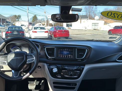 Used 2020 Chrysler Voyager Lxi image 23