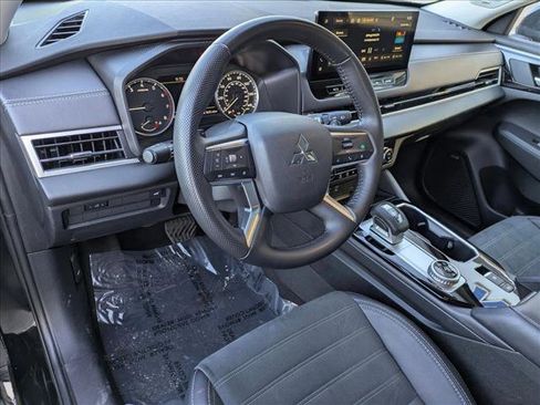 Used 2025 Mitsubishi Outlander SE image 10