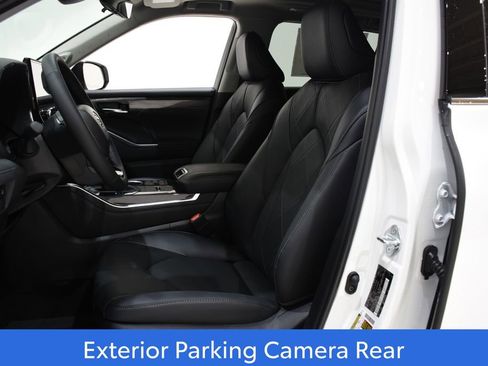 New 2026 Toyota Highlander Platinum image 19