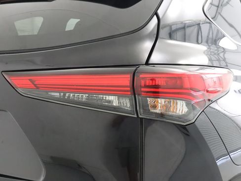 Used 2022 Toyota Highlander XLE AWD/4WD image 10