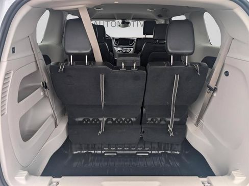 Used 2023 Chrysler Pacifica Touring-L FWD image 8