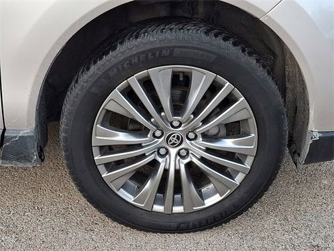Used 2021 Toyota Venza Limited image 8