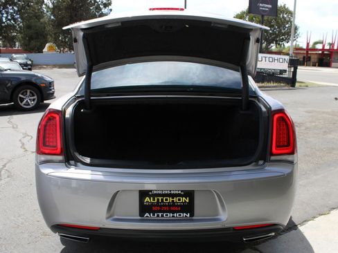 Used 2018 Chrysler 300 S image 36