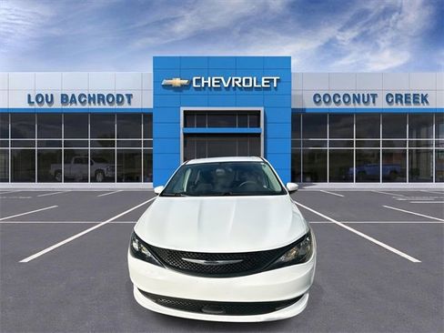 Used 2022 Chrysler Voyager LX image 3