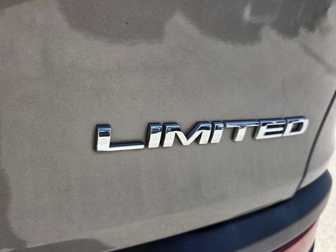 Used 2017 Jeep Cherokee Limited AWD/4WD image 17