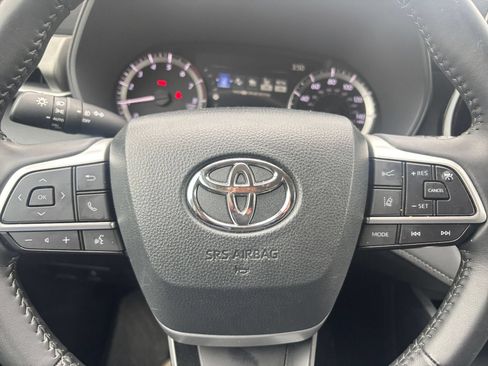 Used 2025 Toyota Highlander LE FWD image 29
