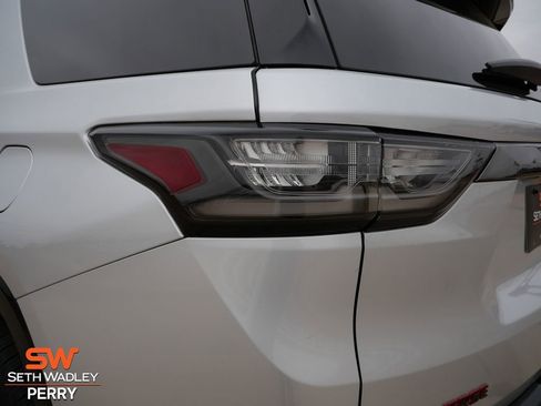 Used 2021 Chevrolet Traverse Premier w/ Redline Edition image 12