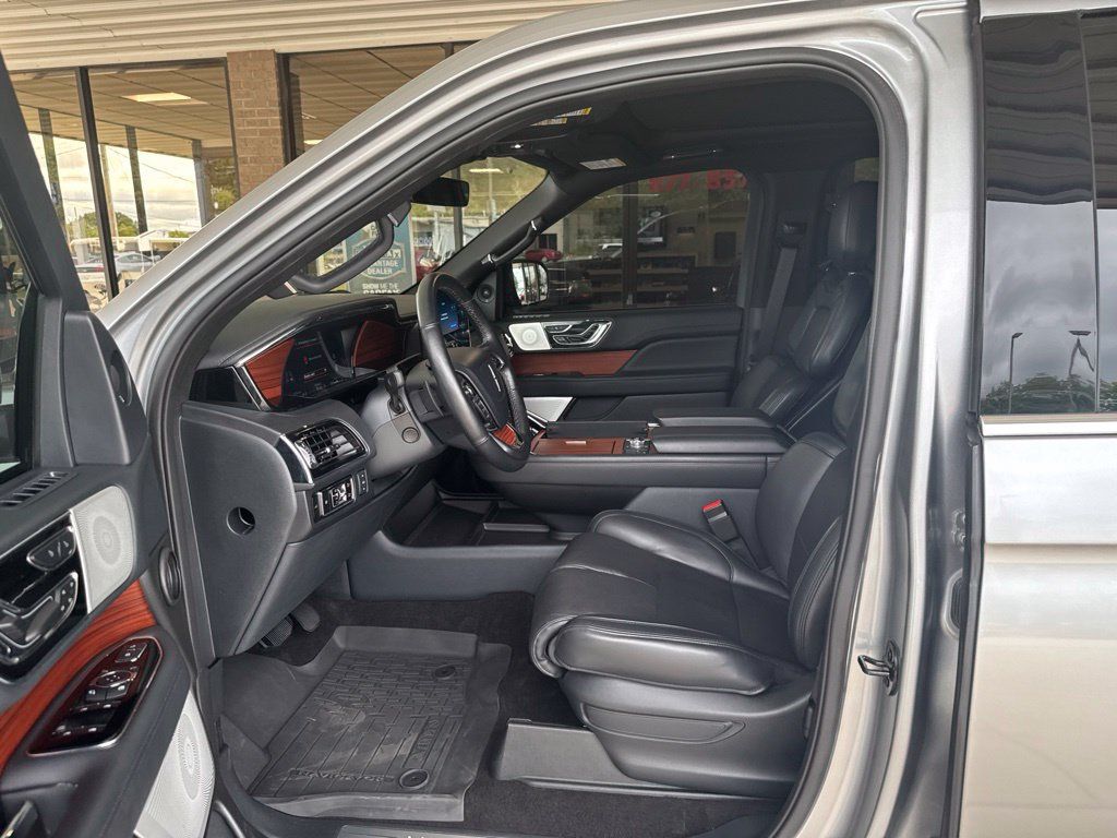 Used 2024 Lincoln Navigator Reserve AWD/4WD image 8