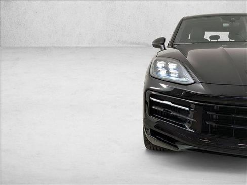 Certified 2025 Porsche Cayenne image 12