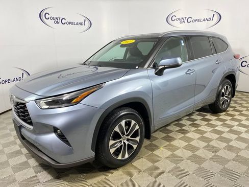 Certified 2021 Toyota Highlander XLE AWD/4WD image 3
