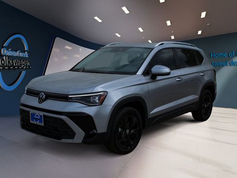 New 2026 Volkswagen Taos SE FWD image 8