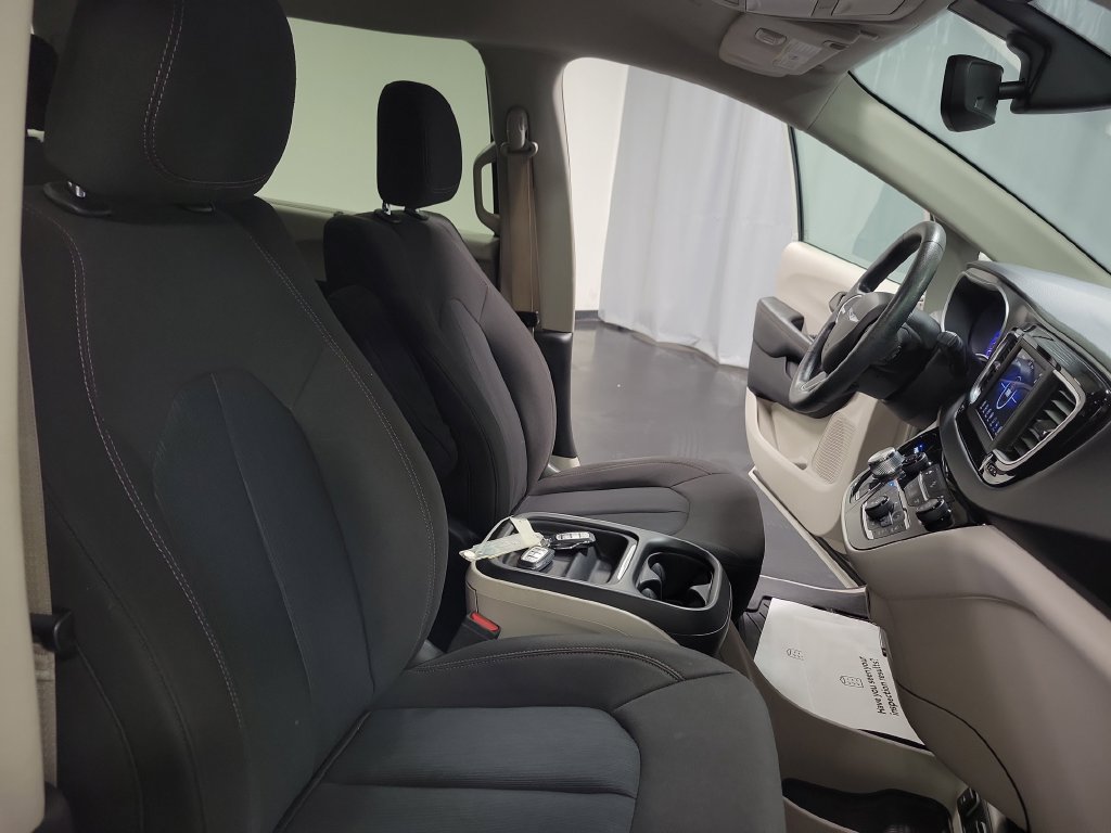 Used 2020 Chrysler Pacifica Touring FWD image 37