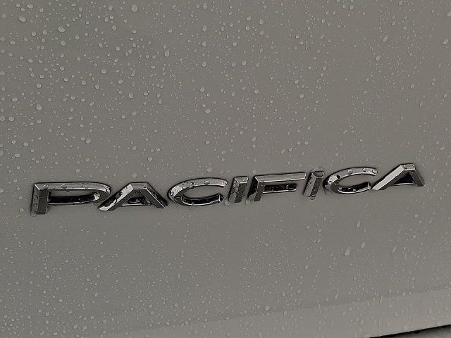 Used 2018 Chrysler Pacifica Touring-L FWD image 28