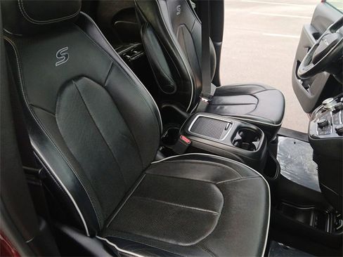 Used 2019 Chrysler Pacifica Limited image 25