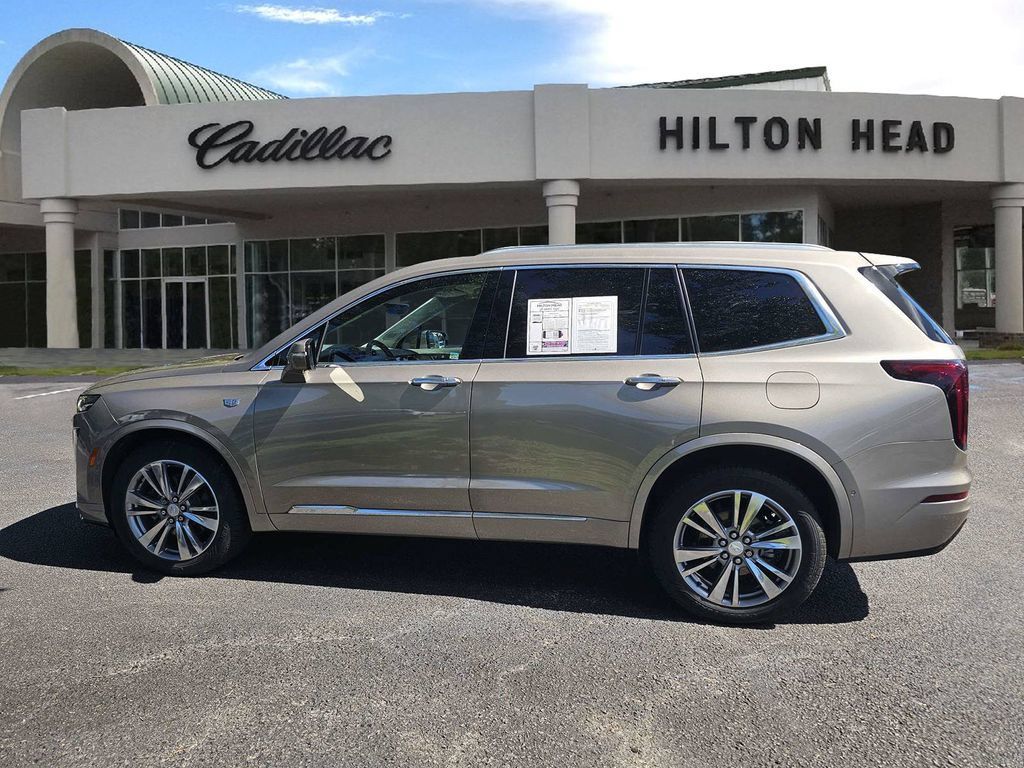 Used 2022 Cadillac XT6 Premium Luxury w/ Technology Package AWD/4WD image 3