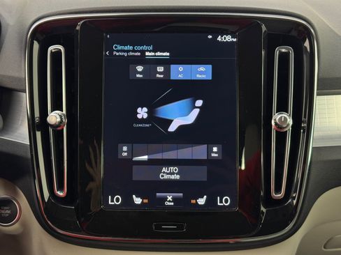 Used 2022 Volvo XC40 T5 Momentum w/ Premium Package image 25