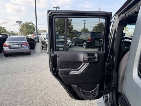 Used 2013 Jeep Wrangler Unlimited Sahara w/ Connectivity Group AWD/4WD image 15