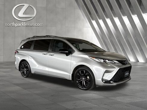 Used 2022 Toyota Sienna XSE image 3