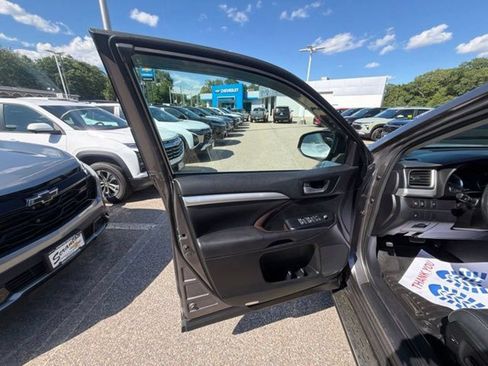 Used 2017 Toyota Highlander XLE AWD/4WD image 21