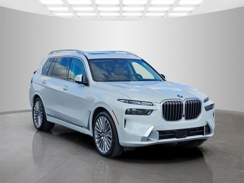 Used 2025 BMW X7 xDrive40i image 8