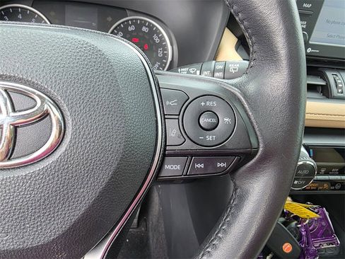 Used 2020 Toyota RAV4 XLE Premium image 18