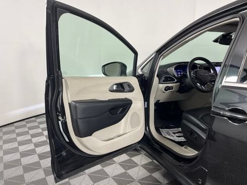 Used 2023 Chrysler Pacifica Touring-L FWD image 18