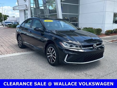 Certified 2025 Volkswagen Jetta SE w/ Sunroof Package FWD image 4